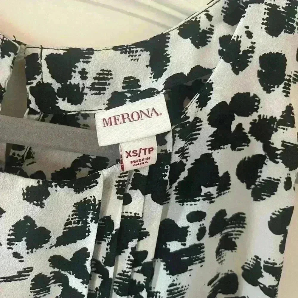 EUC Merona Brand Sleeveless White Blouse with Black Design Women’s XS - Picture 4 of 11